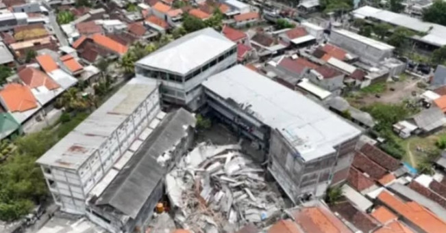 Pondok Pesantren Al Khoziny usai ambruk dan menewaskan puluhan santri. [Instagram]